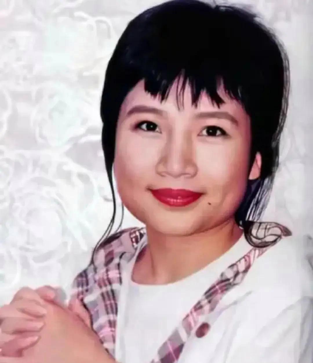 热传：李娜场均17+8的内(吴艳妮三角露臀连体比赛服又惹争议)